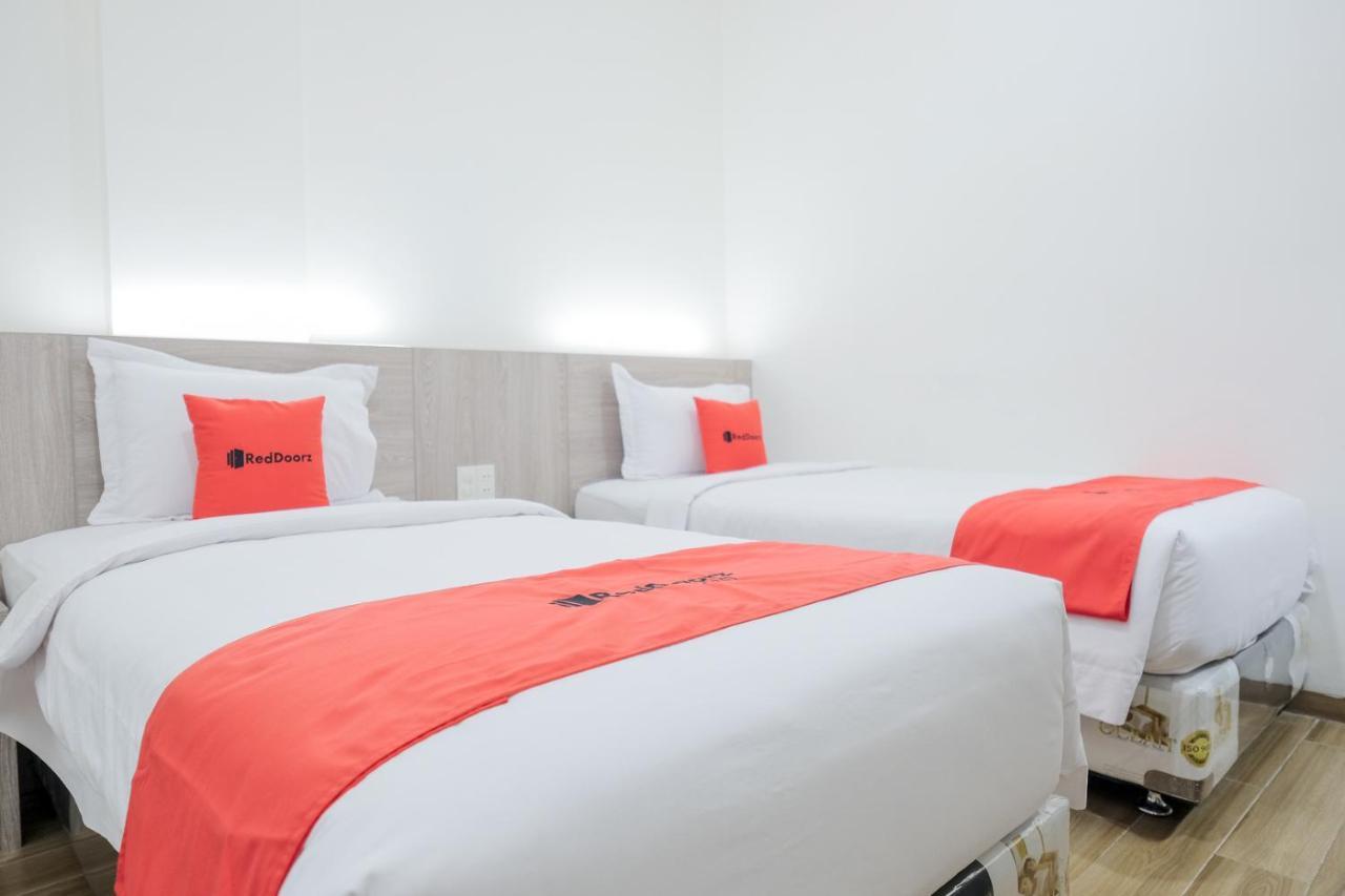 Reddoorz Plus @ Jalan Juanda ميدان المظهر الخارجي الصورة