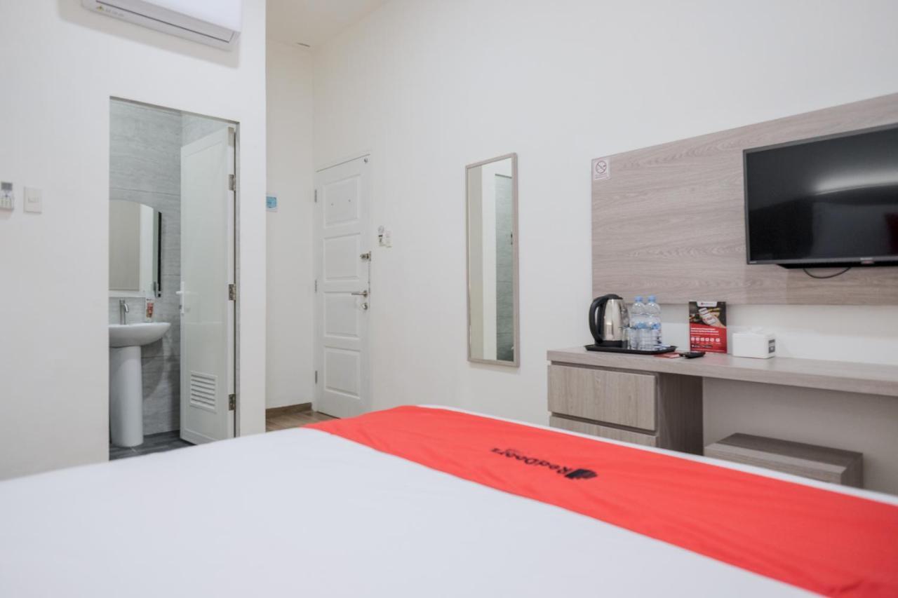 Reddoorz Plus @ Jalan Juanda ميدان المظهر الخارجي الصورة