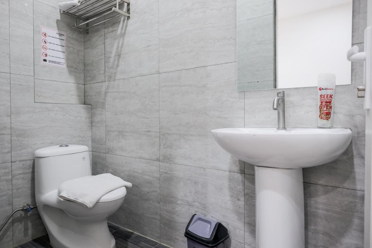 Reddoorz Plus @ Jalan Juanda ميدان المظهر الخارجي الصورة