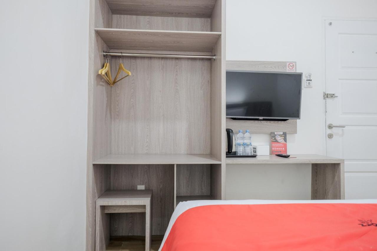 Reddoorz Plus @ Jalan Juanda ميدان المظهر الخارجي الصورة