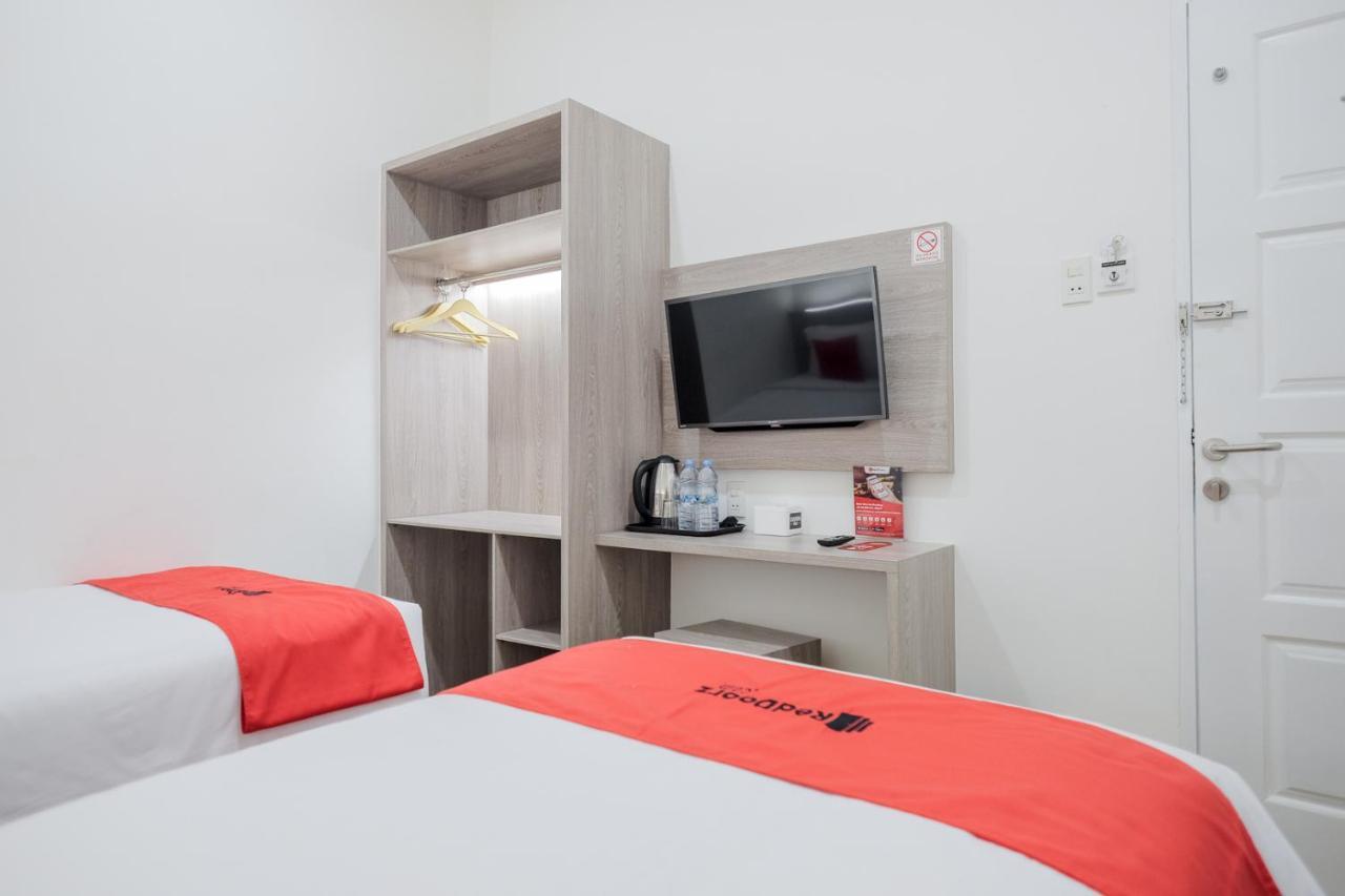 Reddoorz Plus @ Jalan Juanda ميدان المظهر الخارجي الصورة