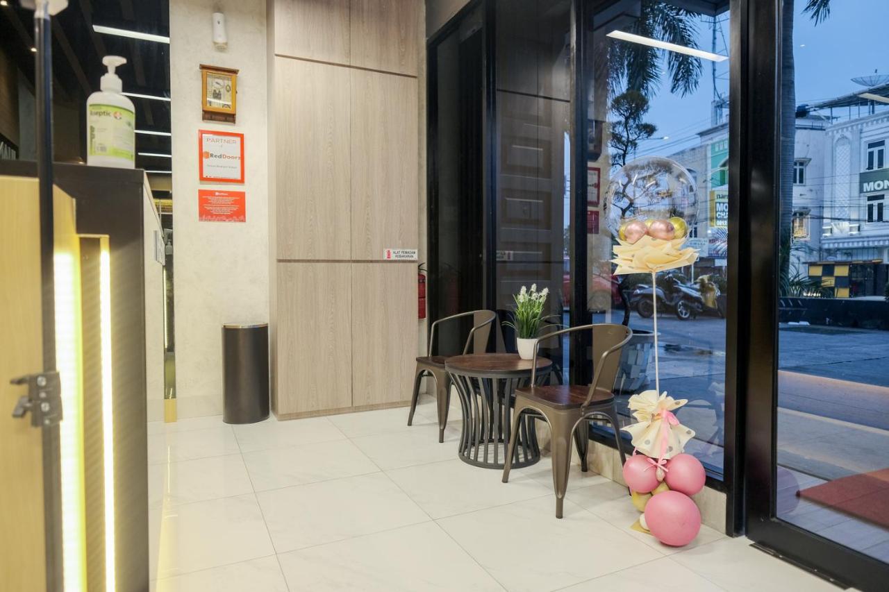 Reddoorz Plus @ Jalan Juanda ميدان المظهر الخارجي الصورة